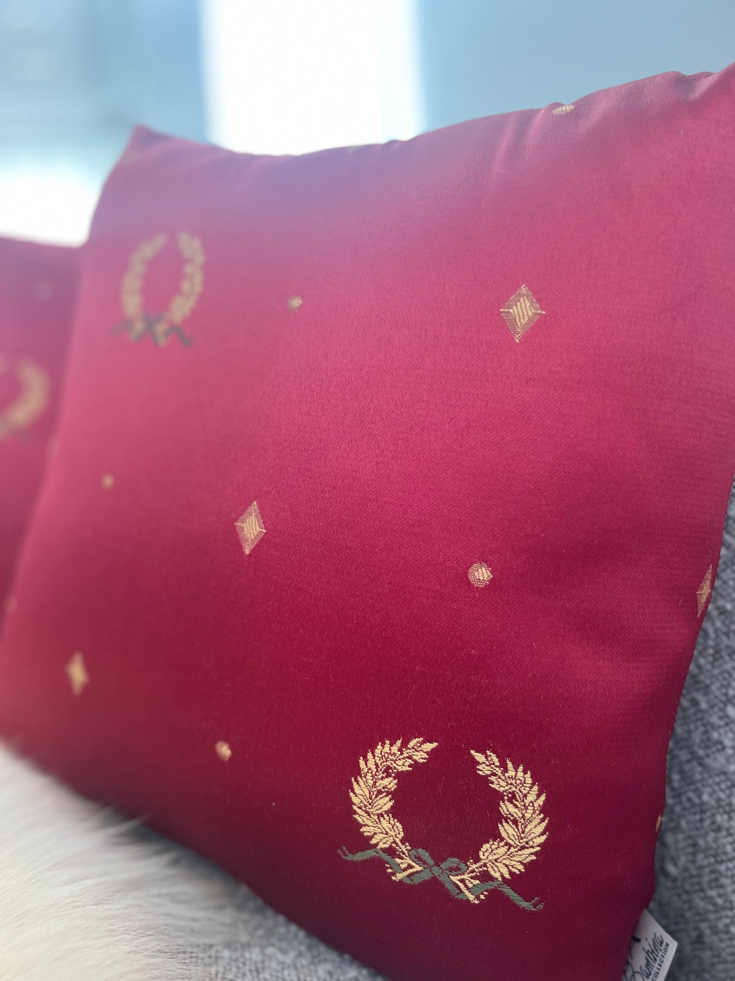 Golden Garlands Pillow Cover