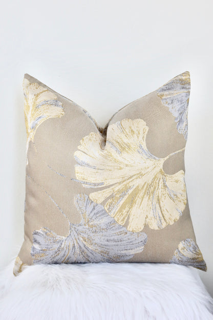 Funda de almohada con estampado floral beige de 45 x 45 cm